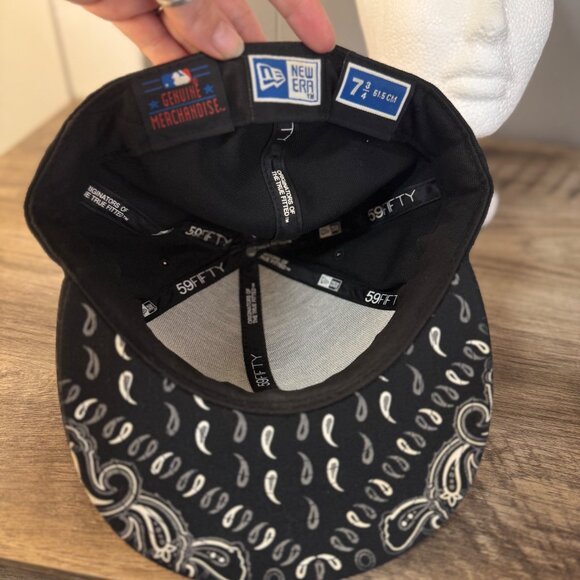 RARE Seattle Mariners Black & White Paisley New Era Fitted Hat Size 7 3/8 MLB - Picture 8 of 8